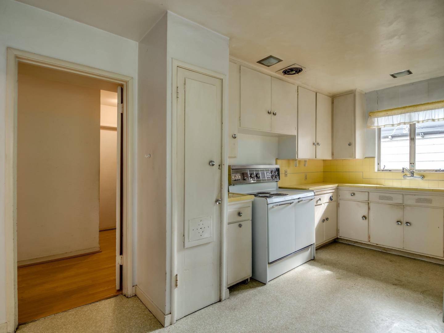Palo Alto, CA 94301,2590 Emerson ST