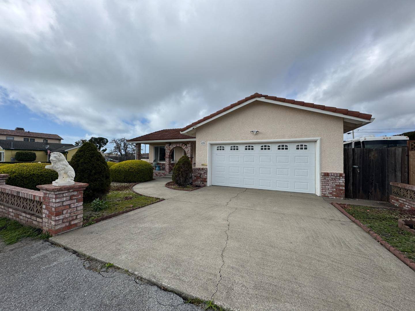 Half Moon Bay, CA 94019,651 Spruce ST