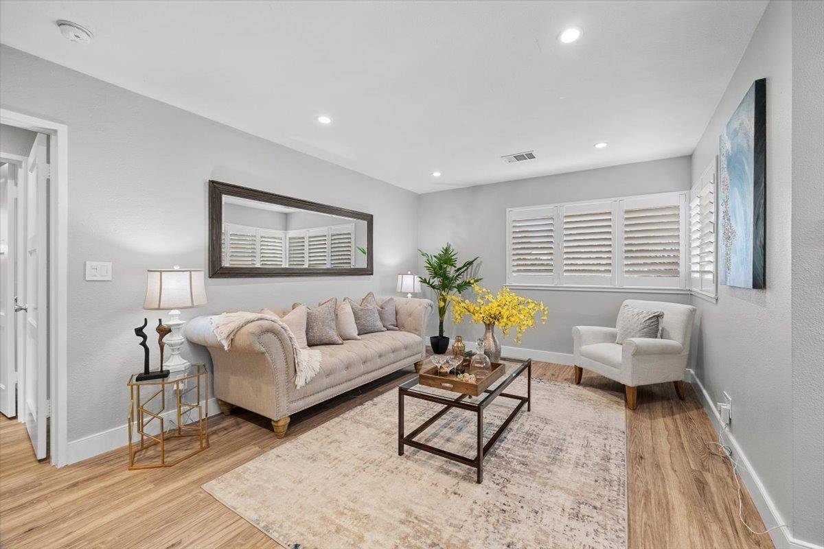 San Mateo, CA 94401,220 Lindbergh ST