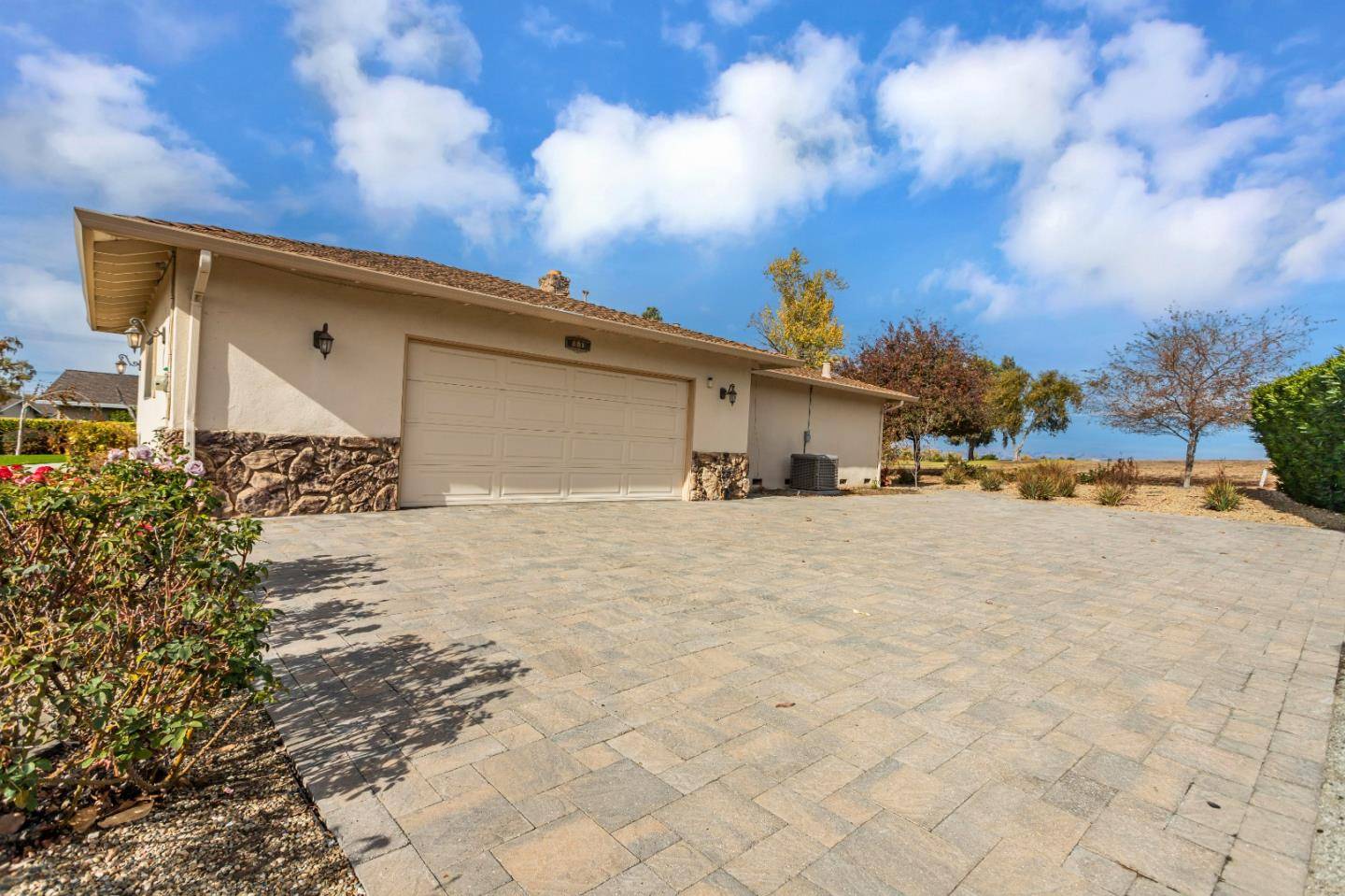 Hollister, CA 95023,690 Ridgemark DR