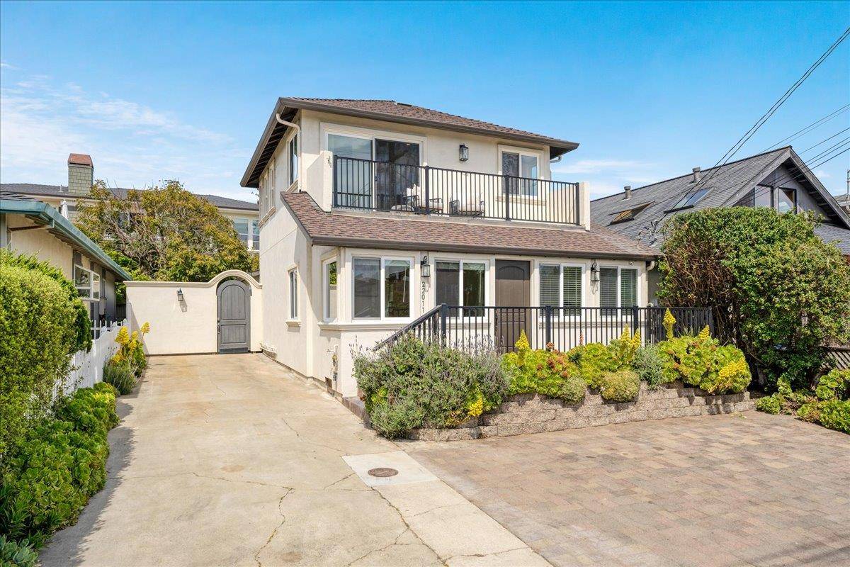 Santa Cruz, CA 95062,22011 E Cliff DR