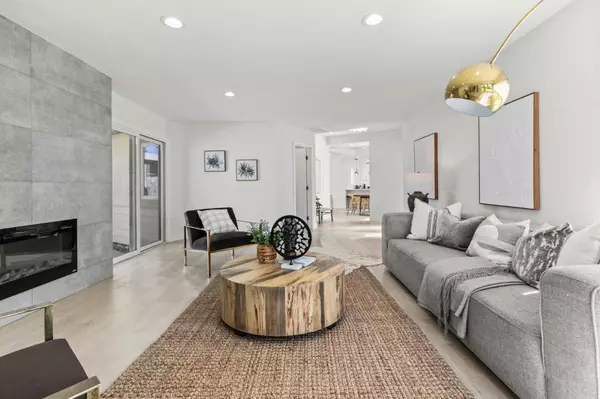 Mountain View, CA 94040,990 Rose AVE