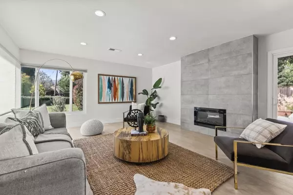 Mountain View, CA 94040,990 Rose AVE