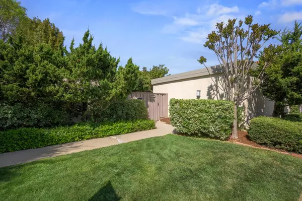 Cupertino, CA 95014,10933 Sweet Oak ST