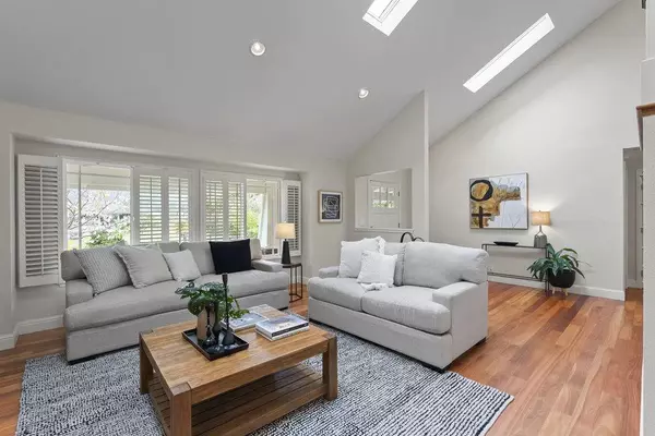 Half Moon Bay, CA 94019,2037 Touraine LN