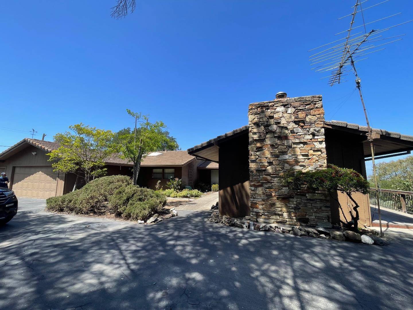 Hollister, CA 95023,218 Enterprise RD