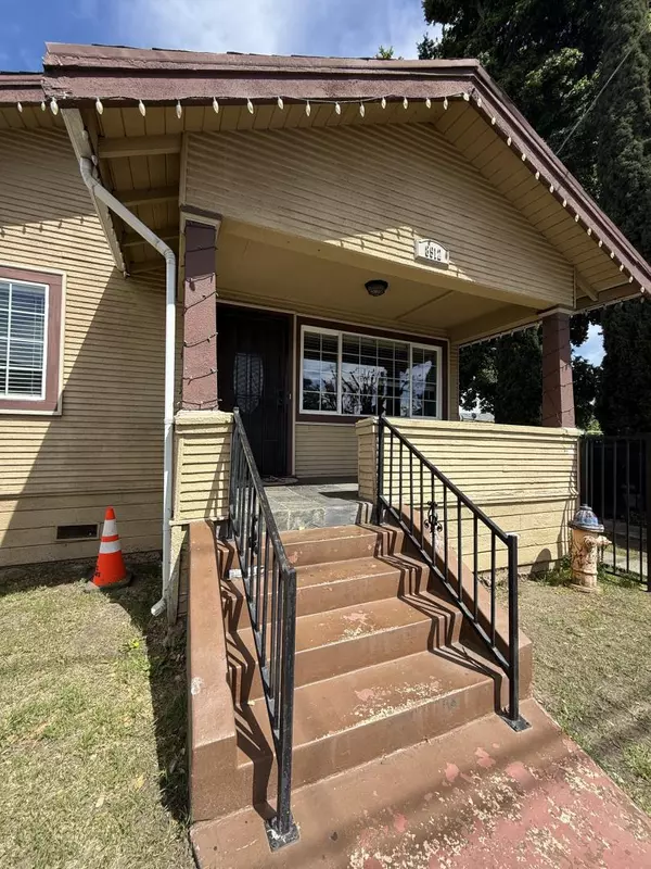 Oakland, CA 94605,8912 Dowling ST