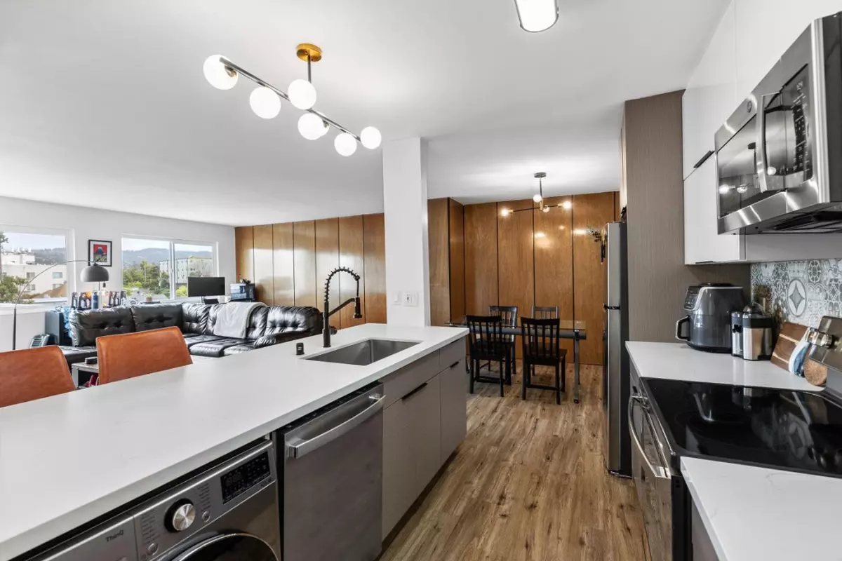 Oakland, CA 94610,360 Vernon ST 304