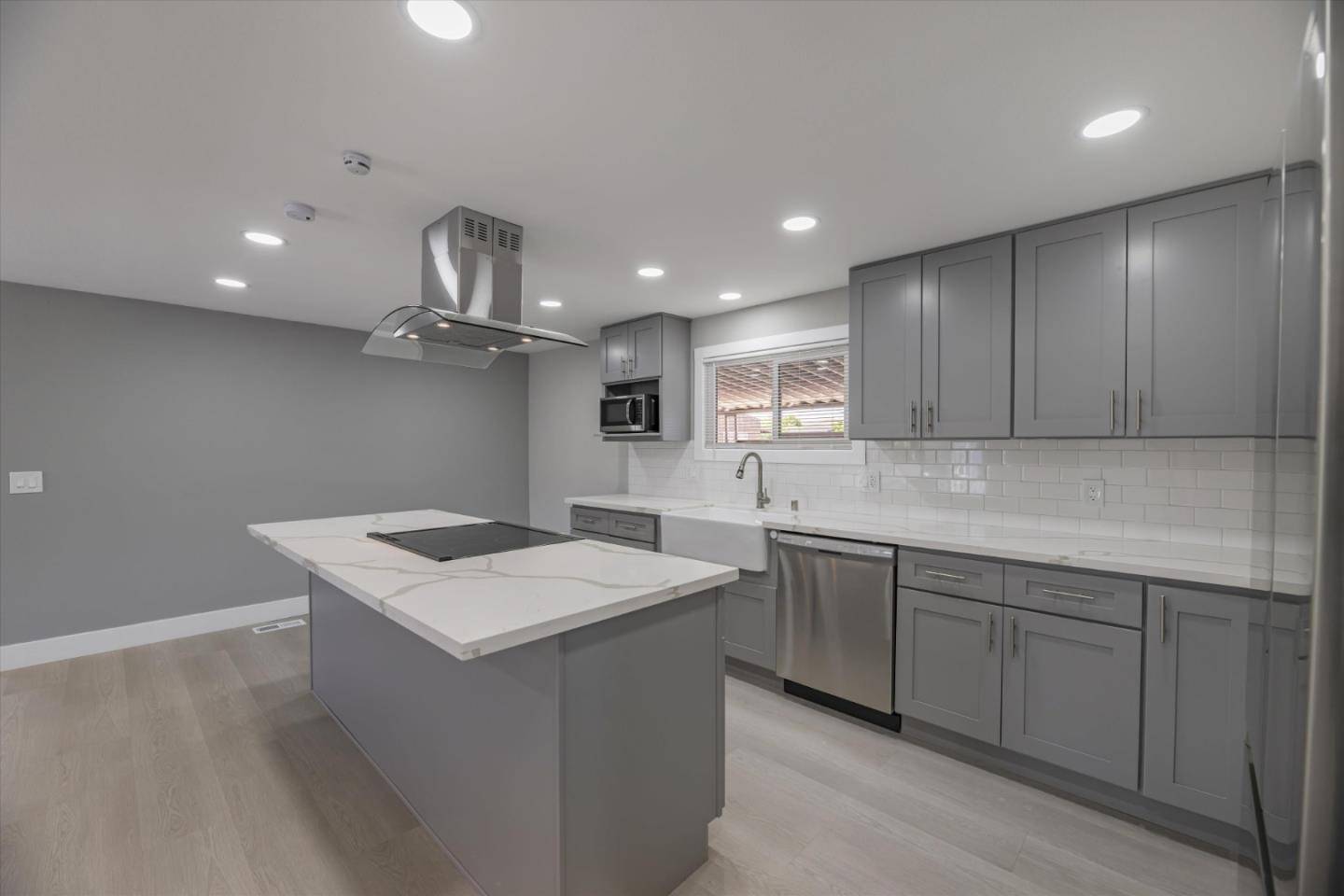 174 REDWOOD DR 174, Hollister, CA 95023