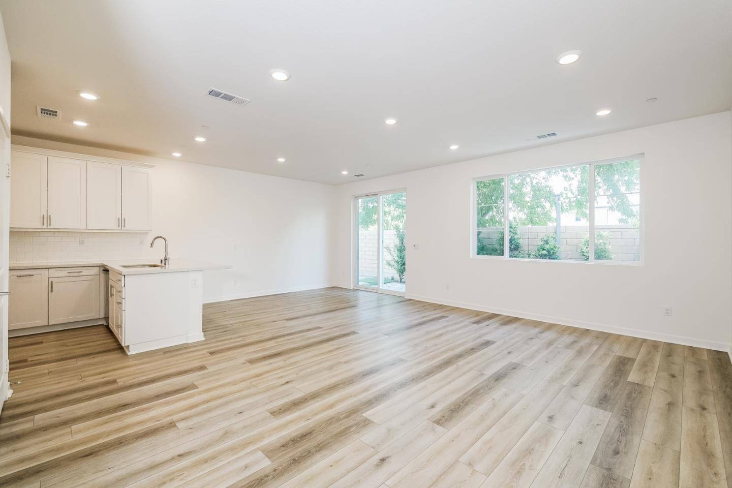 8255 N Sophie CT, Northridge, CA 91325