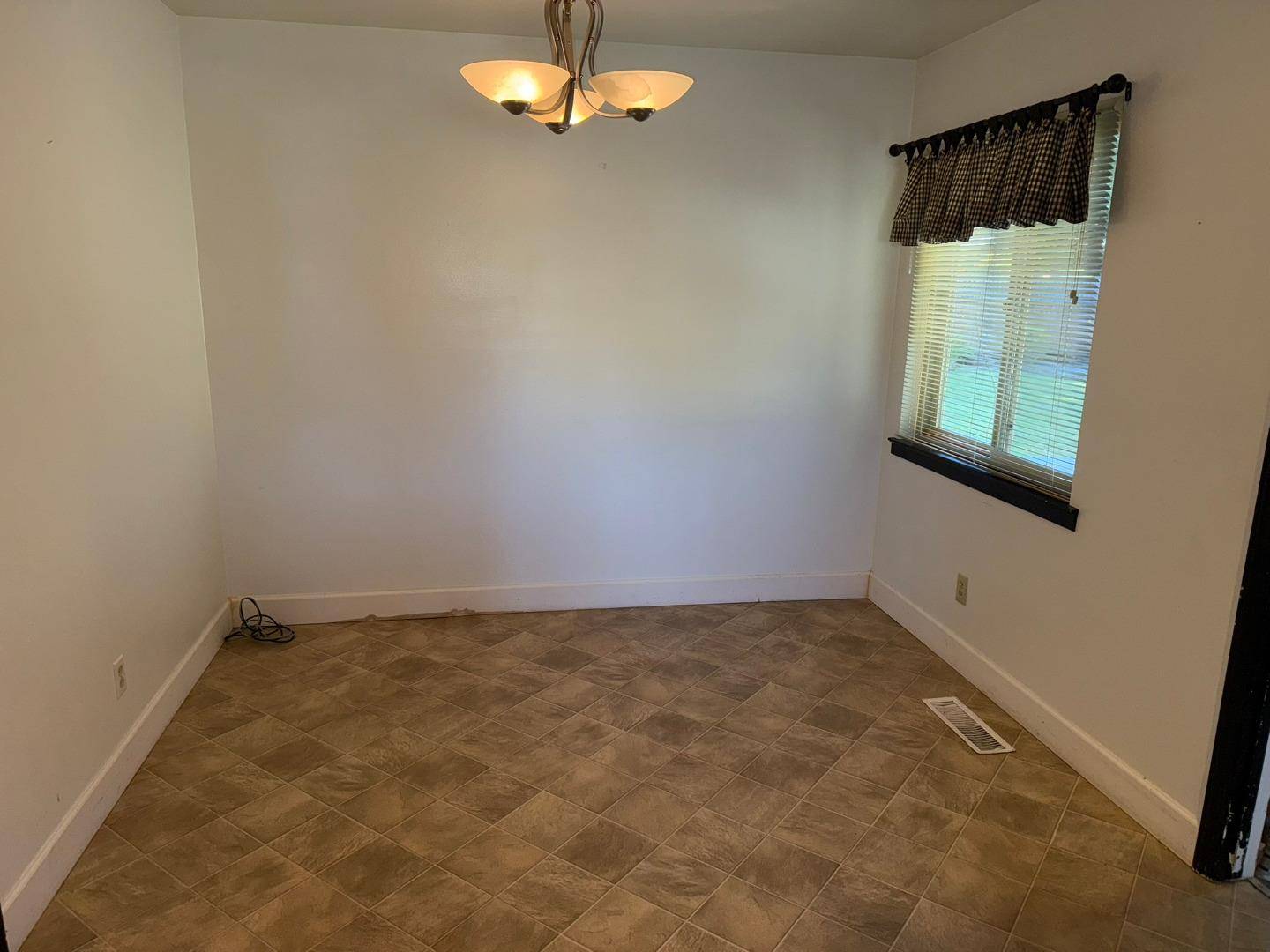 Salinas, CA 93901,913 Camden WAY