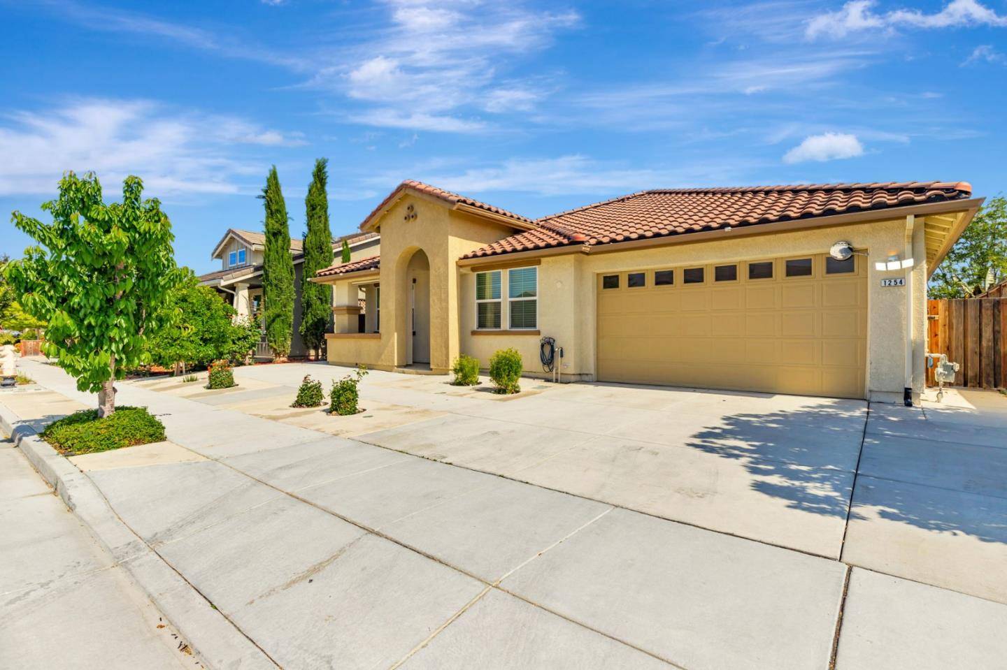 Hollister, CA 95023,1254 Steinbeck DR