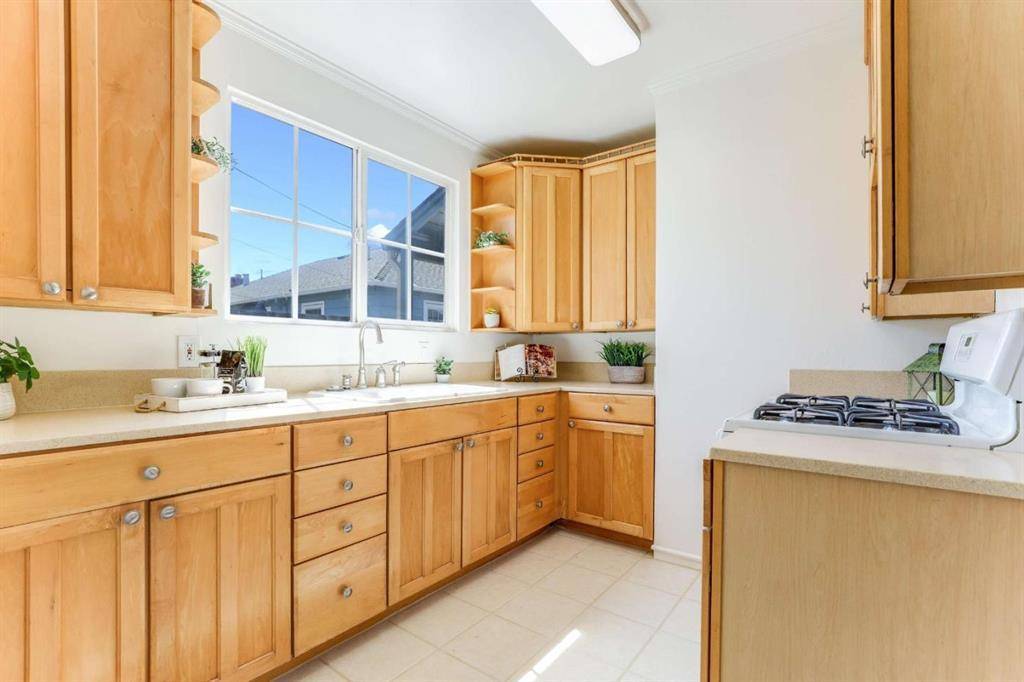 San Mateo, CA 94402,948 E Grant PL