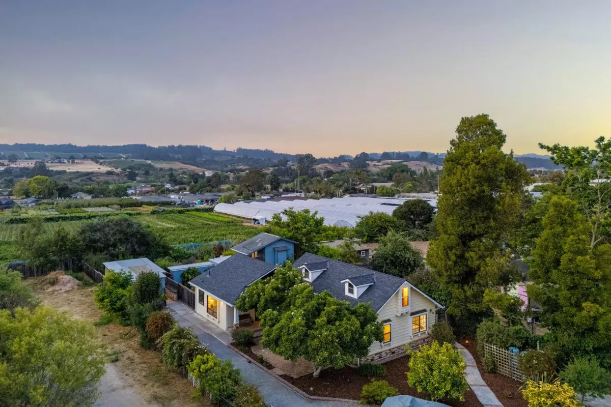 Royal Oaks, CA 95076,68 Live Oak RD