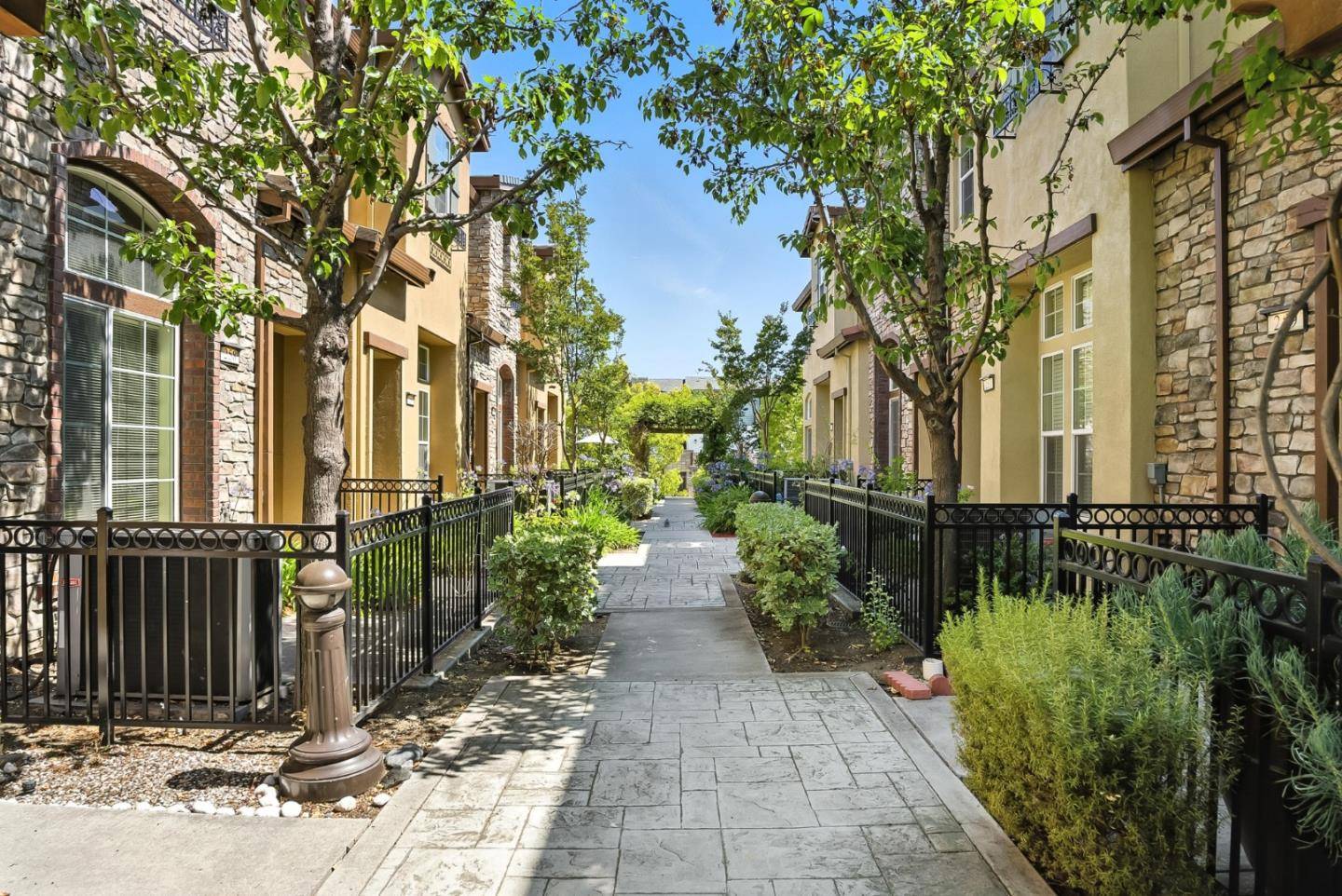 Sunnyvale, CA 94086,255 Honeylocust TER