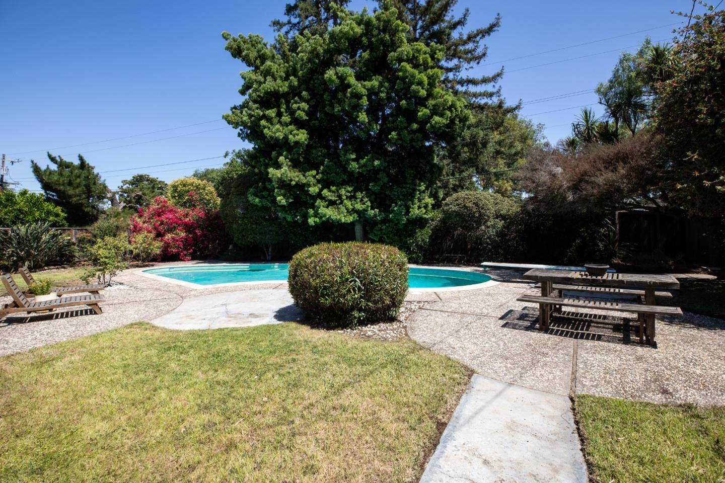 Mountain View, CA 94040,1208 Fairbrook DR