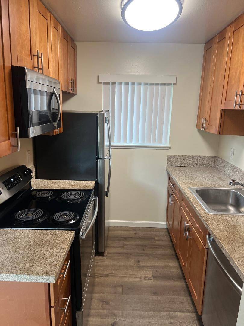 Pacifica, CA 94044,1580 Higgins WAY 6
