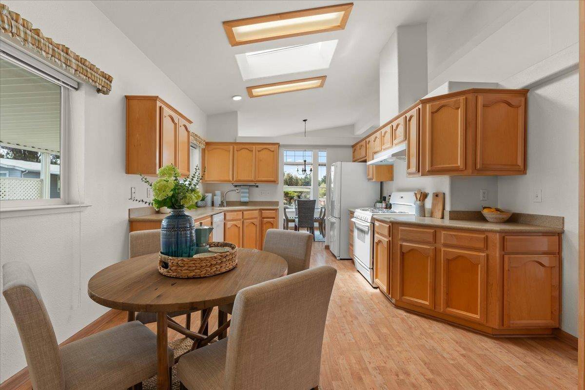 Aptos, CA 95003,16 Primrose ST 16
