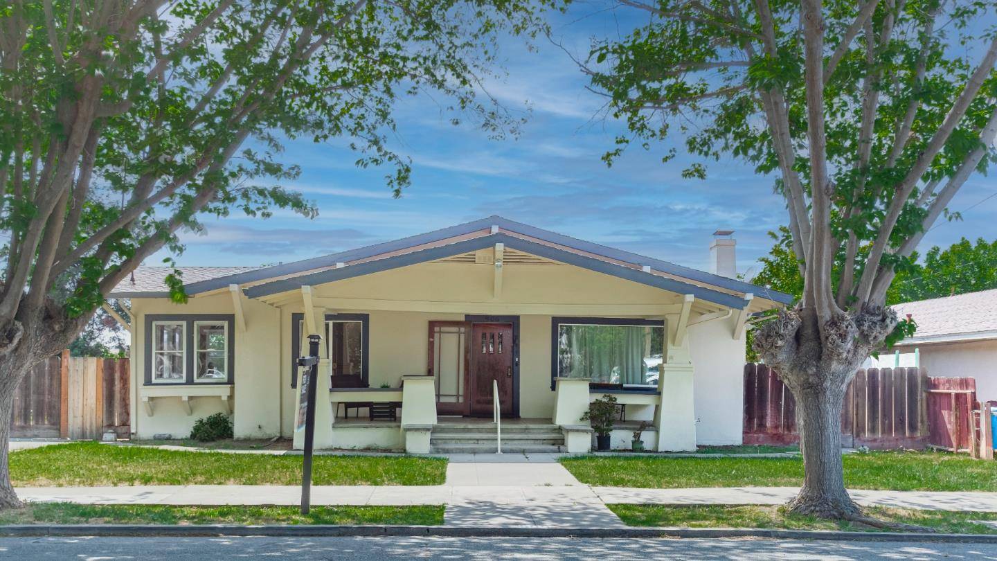 906 West ST, Hollister, CA 95023
