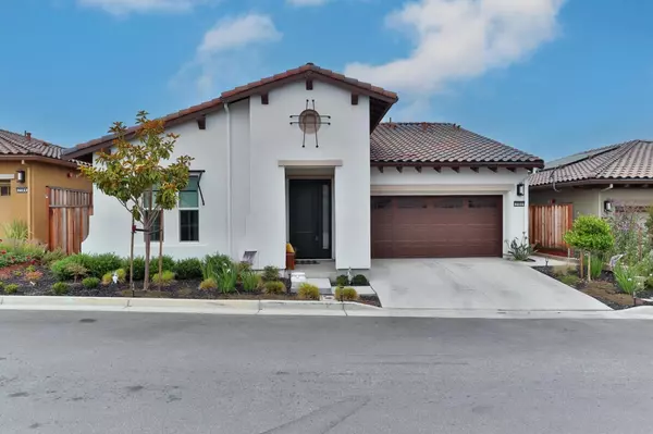 Hollister, CA 95023,2102 White Oak DR