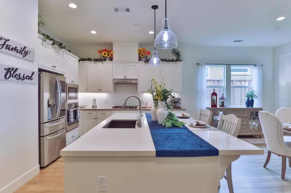 Hollister, CA 95023,2102 White Oak DR