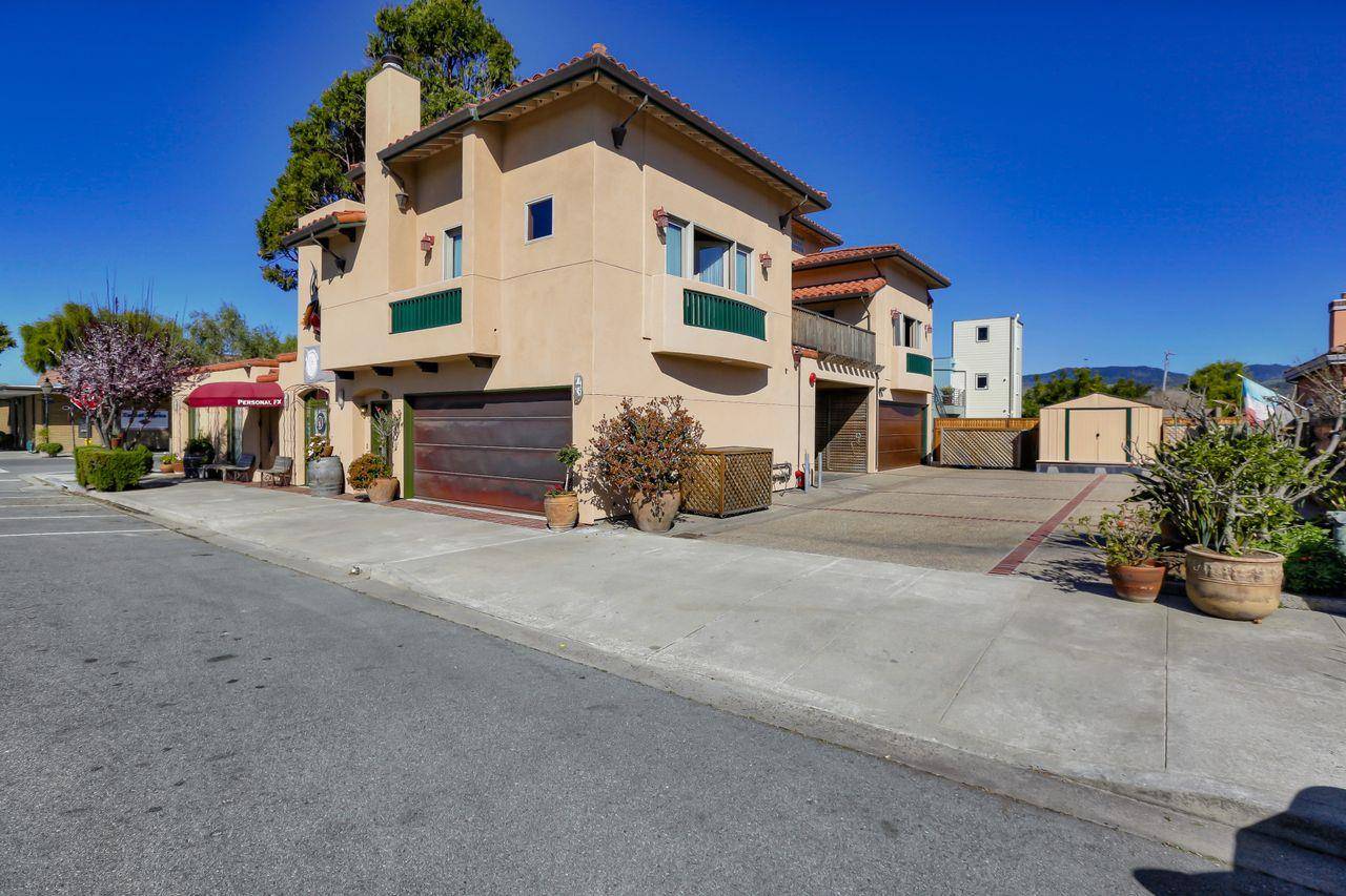 Half Moon Bay, CA 94019,725 Correas ST