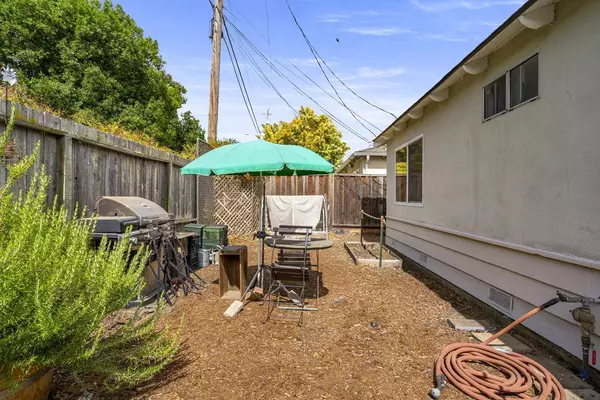 East Palo Alto, CA 94303,1827 Woodland AVE