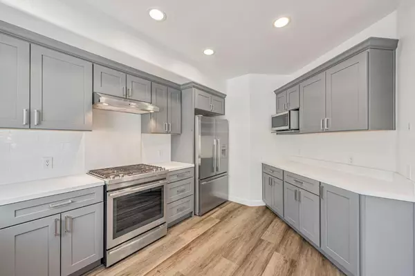 Campbell, CA 95008,912 Campisi WAY 201