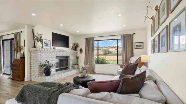 Hollister, CA 95023,352 Cowden RD