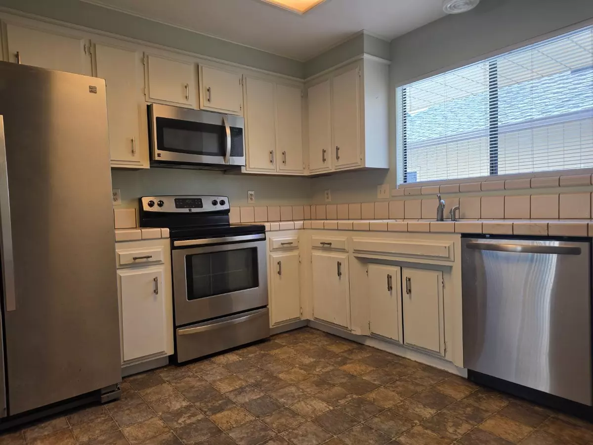 Salinas, CA 93906,1884 Cherokee DR 4