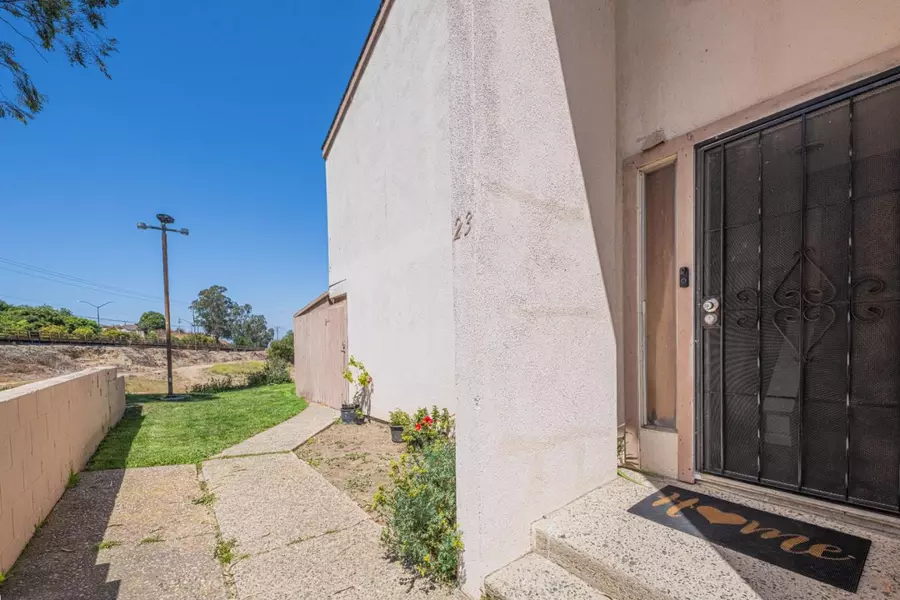 916 Acosta PLZ 23, Salinas, CA 93905