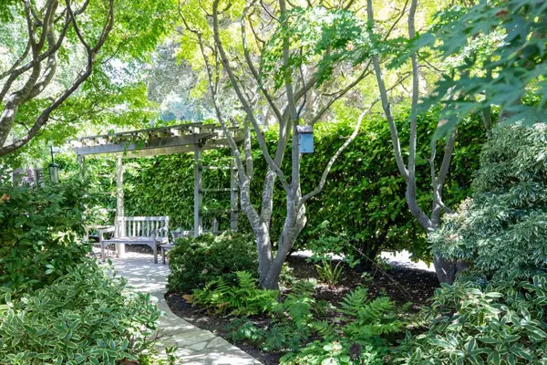 Menlo Park, CA 94025,7 Maywood LN