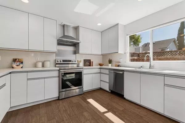 Foster City, CA 94404,851 Peary LN