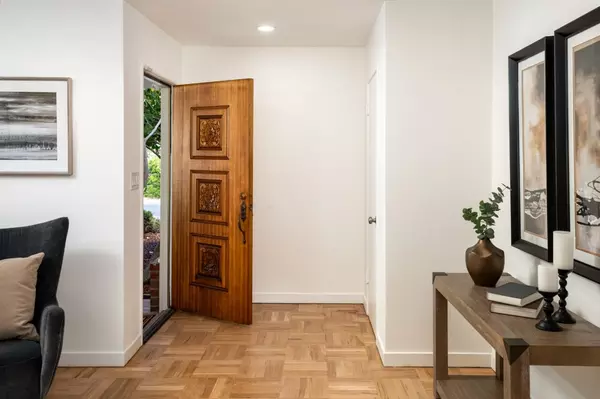 Palo Alto, CA 94303,527 Rhodes DR