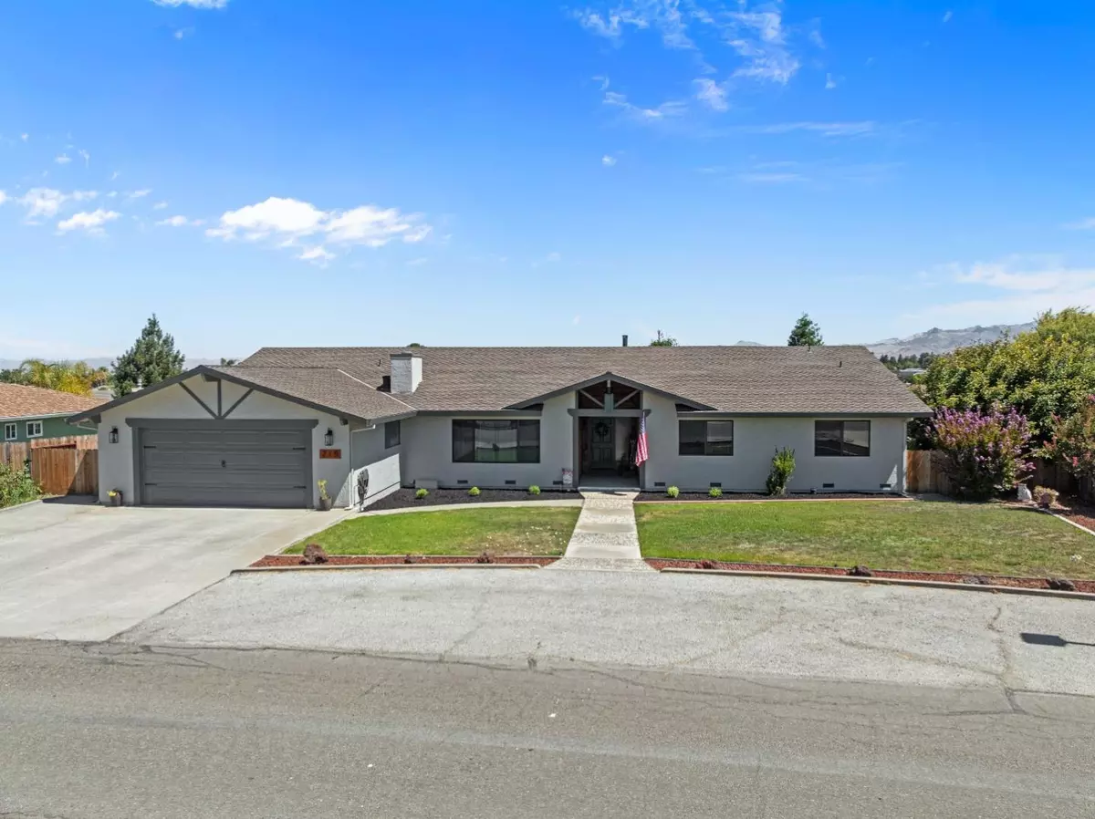 Hollister, CA 95023,215 Rays CIR