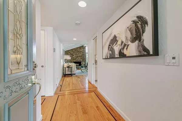 Saratoga, CA 95070,19437 Via Real DR