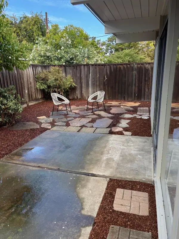Palo Alto, CA 94303,3946 Louis RD