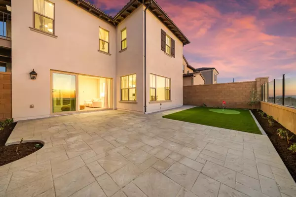 Irvine, CA 92618,100 Glydon