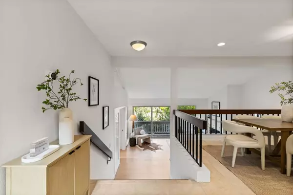 San Carlos, CA 94070,6 Lilly LN
