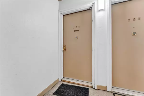 San Mateo, CA 94402,1685 Bayridge WAY 204