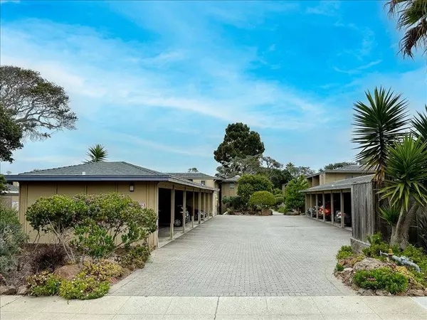 Monterey, CA 93940,451 Dela Vina AVE 405