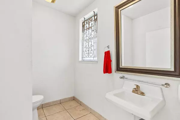 Santa Cruz, CA 95060,901 River ST