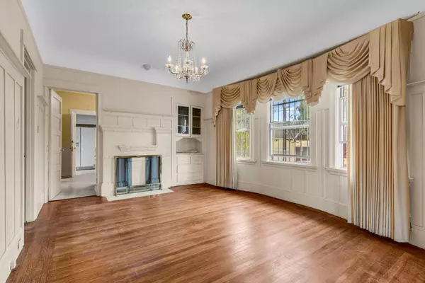 Oakland, CA 94608,852 58th ST