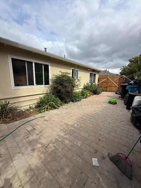 East Palo Alto, CA 94303,1811 Woodland AVE