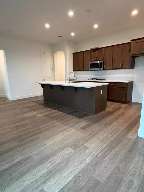 Hollister, CA 95023,884 Carmelina CT