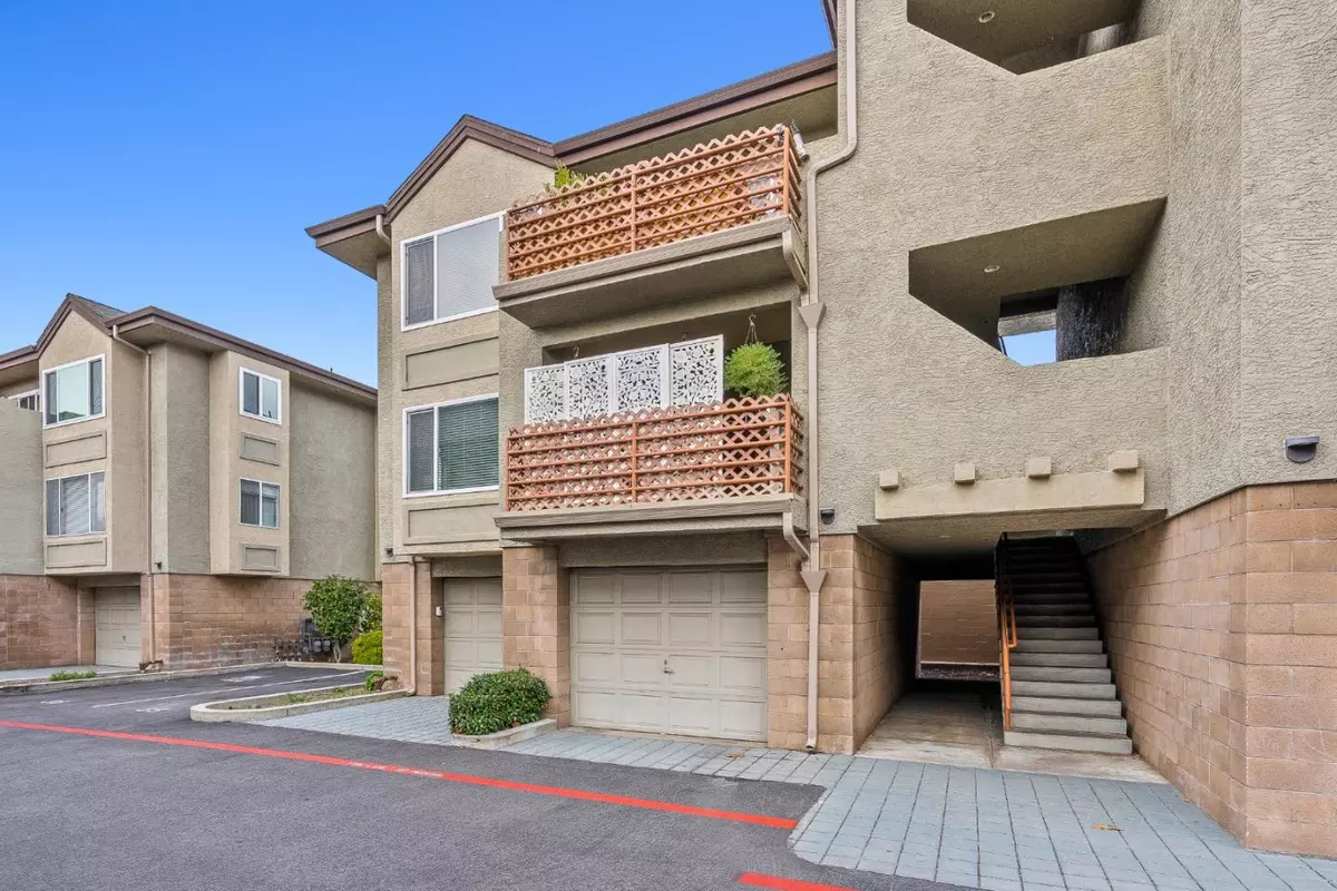 Santa Cruz, CA 95060,308 River ST B8