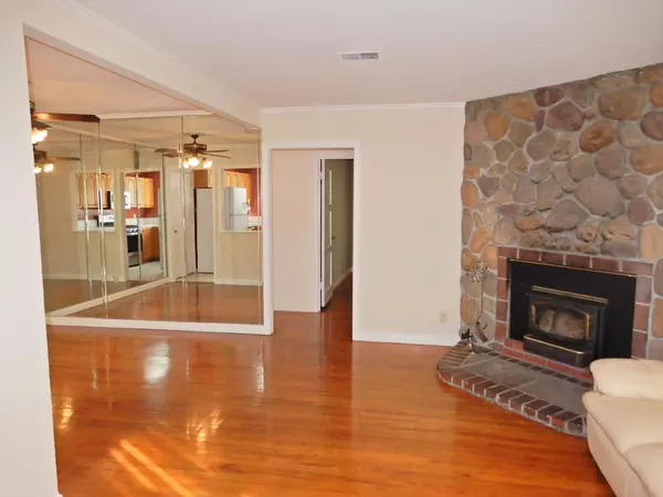 East Palo Alto, CA 94303,2060 Pulgas AVE