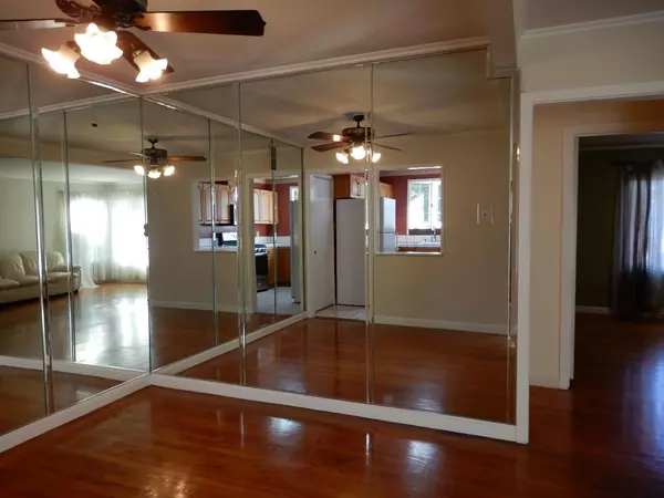 East Palo Alto, CA 94303,2060 Pulgas AVE