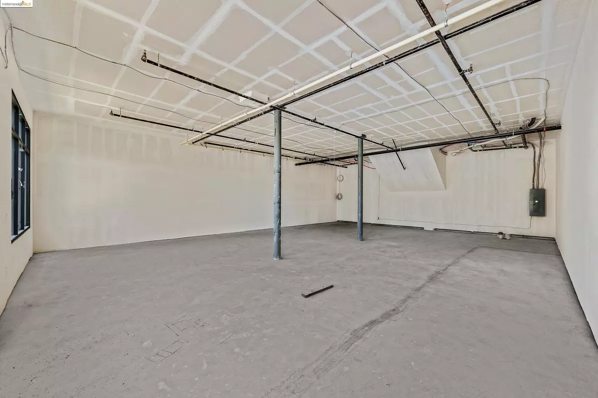 Oakland, CA 94607,986 W Grand Ave