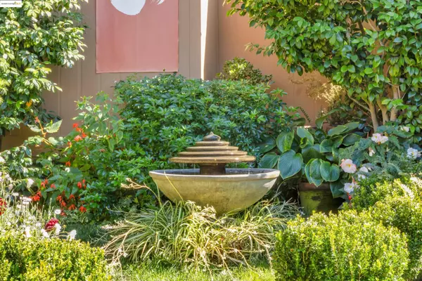 7415 Circle Hill Dr, Oakland, CA 94605